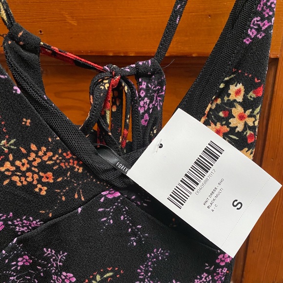 Small black dress with colored floral print - Picture 2 of 3